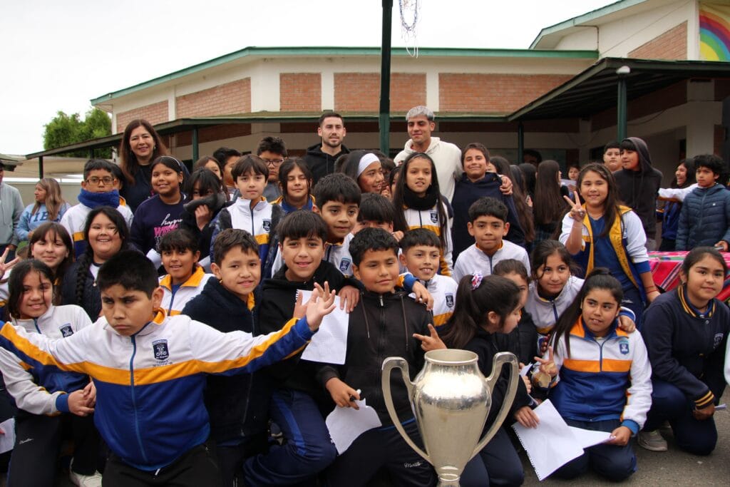 CLUB DEPORTES LA SERENA VISITA COLEGIO EN LAS COMPAÑÍAS PARA COMPARTIR SU RECIENTE ÉXITO Y REFORZAR LA IDENTIDAD GRANATE